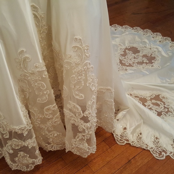 Cream beaded wedding dress - Picture 5 of 8